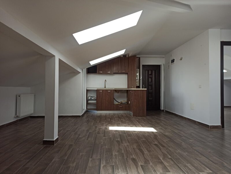 D. Leonida, 15 min. metrou, 2 cam. studio, mansarda, 87 mp.