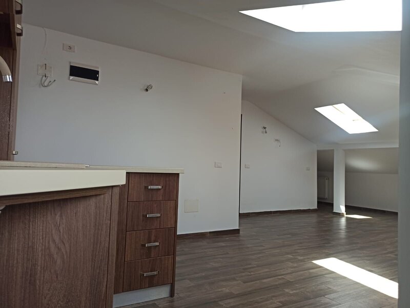 D. Leonida, 15 min. metrou, 2 cam. studio, mansarda, 87 mp.