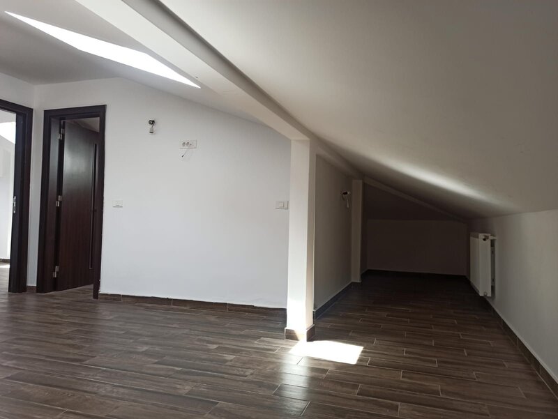 D. Leonida, 15 min. metrou, 2 cam. studio, mansarda, 87 mp.