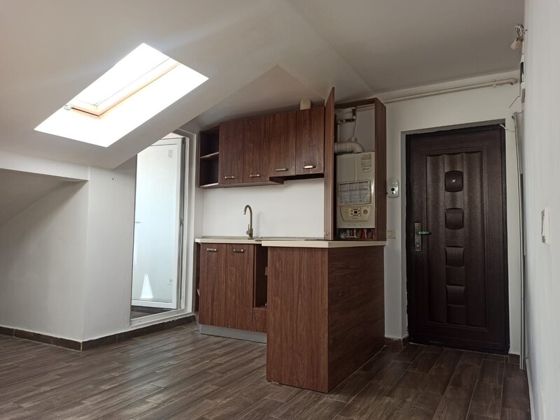 D. Leonida, 15 min. metrou, 2 cam. studio, mansarda, 87 mp.