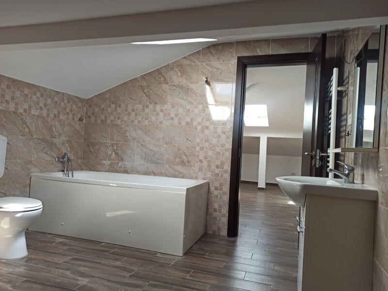 D. Leonida, 15 min. metrou, 2 cam. studio, mansarda, 87 mp.