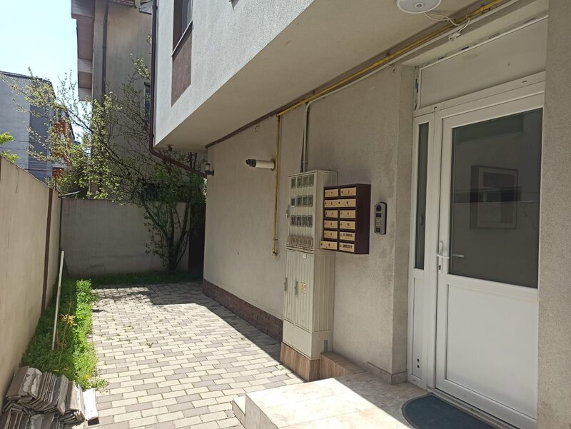 D. Leonida, 15 min. metrou, 2 cam. studio, mansarda, 87 mp.