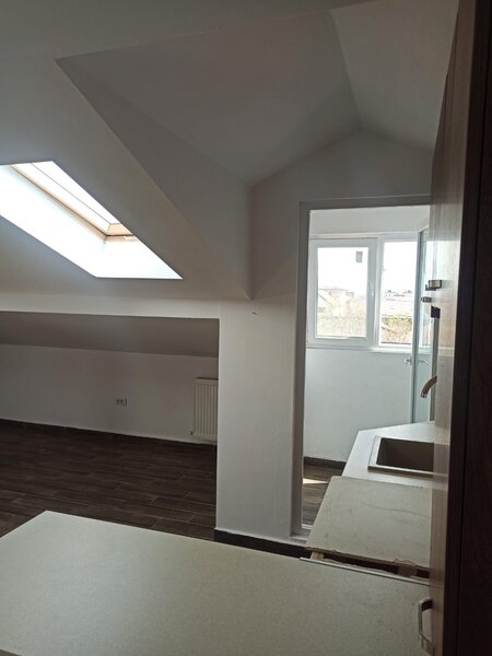 D. Leonida, 15 min. metrou, 2 cam. studio, mansarda, 87 mp.