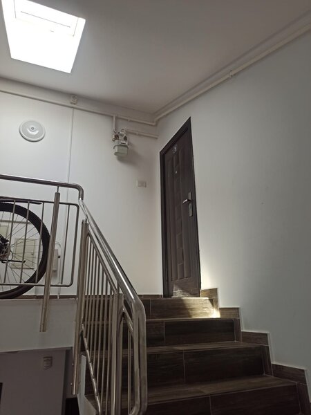 D. Leonida, 15 min. metrou, 2 cam. studio, mansarda, 87 mp.